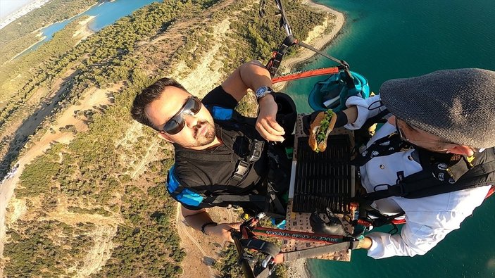 Adana'da aşçı, yamaç paraşütü yaparken hamburger hazırladı