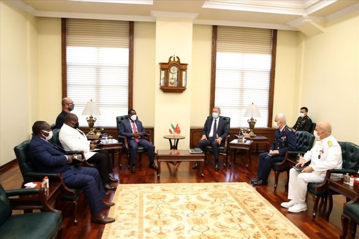 Milli Savunma Bakanı Hulusi Akar, Ekvator Ginesi Savunma Bakanı ile bir araya geldi