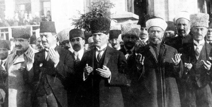 CHP'nin Meclis'te Kur'an-ı Kerim'e tepkisi, Atatürk'ün Meclis'i açtığı anları hatırlattı