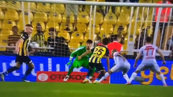 Fenerbahçe-Antalyaspor maçında tartışmalı penaltı pozisyonu
