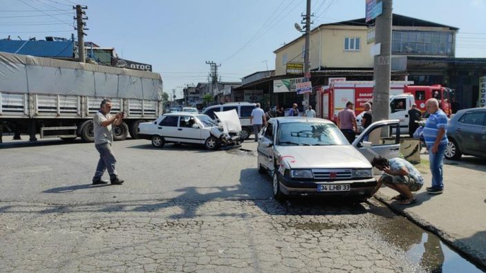 i Sakarya'da iki otomobil çarpıştı: 1 yaralı