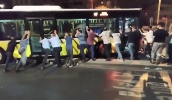 İstanbul Salacak'ta bir İETT otobüsü daha yolda kaldı