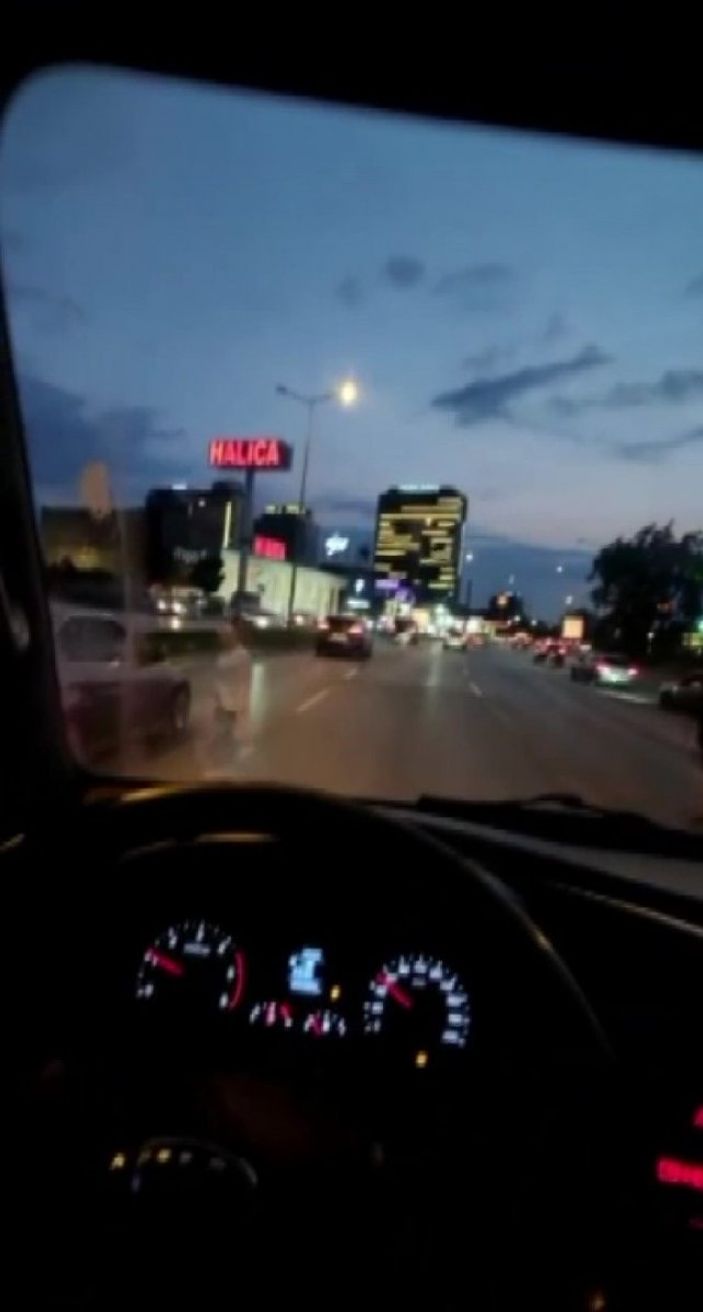 İ Bursa'da hızlı trafiğe aldırış etmeyen gençler yola atladı