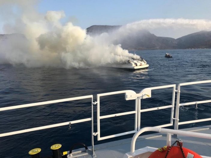 Muğla'da alevler içinde yanan tekne battı