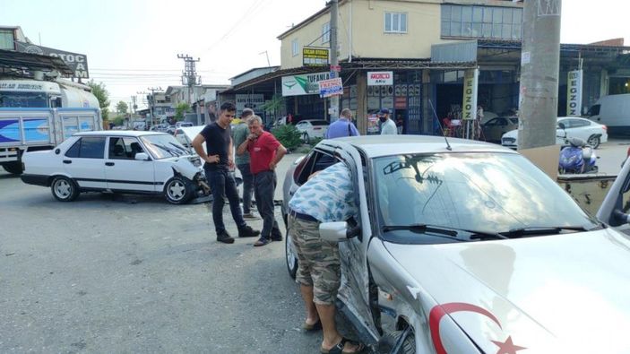 i Sakarya'da iki otomobil çarpıştı: 1 yaralı