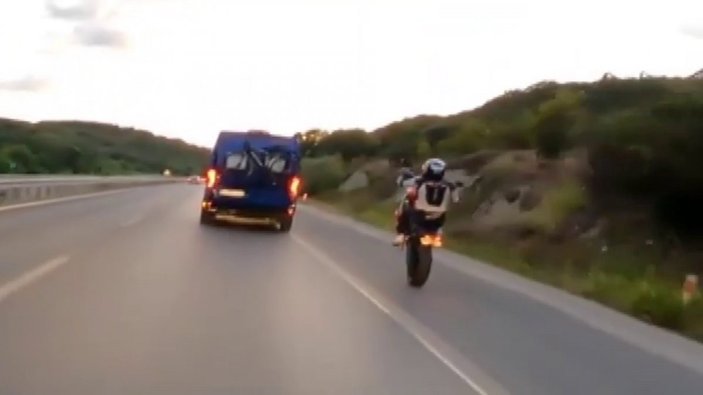 Şile yolunda motosiklet sürücülerinin tehlikeli anları