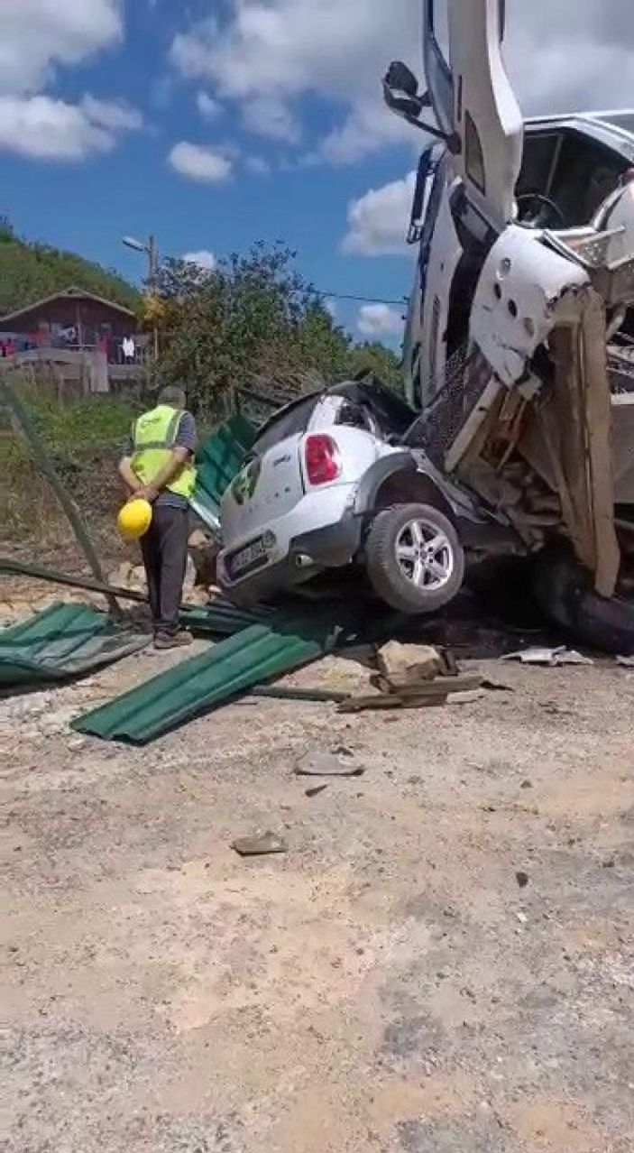 i Beykoz'da yokuş aşağı inen kamyonun freni boşaldı