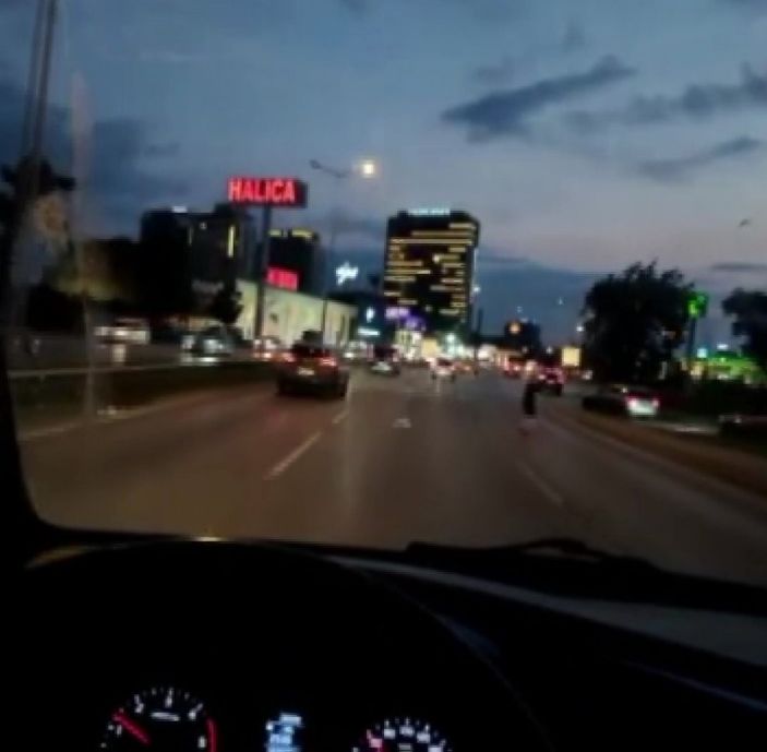 İ Bursa'da hızlı trafiğe aldırış etmeyen gençler yola atladı