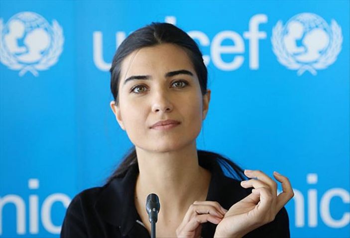 Sıfır makyaj Tuba! Tuba Büyüküstün güzelliği ile büyüledi..