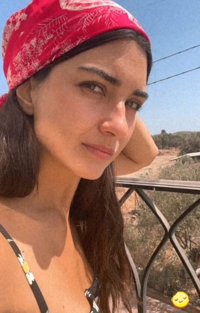 Sıfır makyaj Tuba! Tuba Büyüküstün güzelliği ile büyüledi..