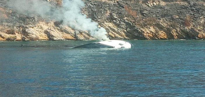 Muğla'da alevler içinde yanan tekne battı