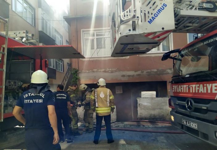 i Küçükçekmece’deki yangında komşusunu kurtarırken yandı