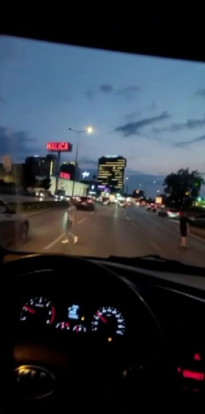 İ Bursa'da hızlı trafiğe aldırış etmeyen gençler yola atladı