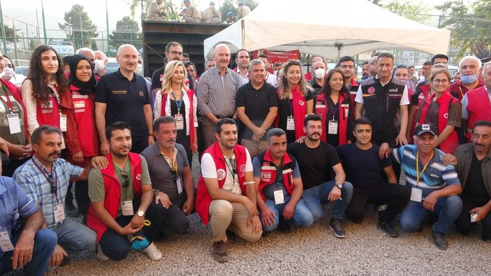 i Süleyman Soylu selde gönüllü çalışan gençleri helikoptere bindirdi