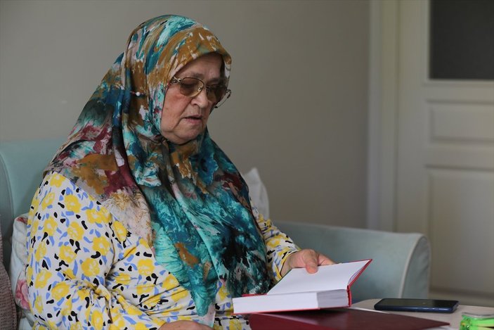 71 yaşında okuma yazma öğrenen Ayşe Teyze'nin hayat hikayesi kitap oldu