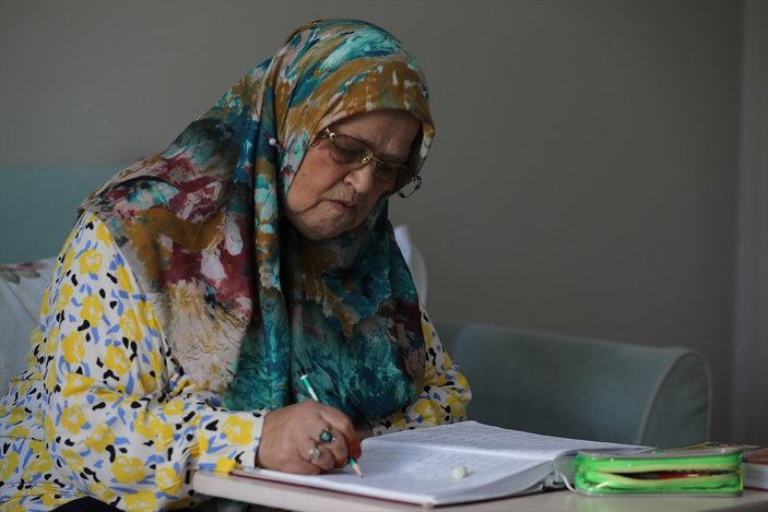 71 yaşında okuma yazma öğrenen Ayşe Teyze'nin hayat hikayesi kitap oldu