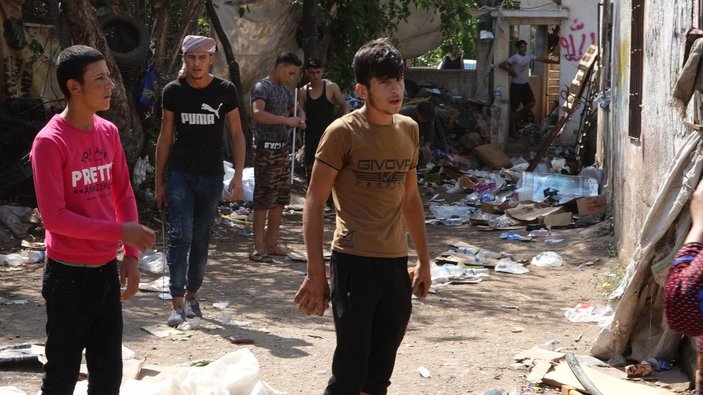 Antalya’da mahalleye çöp yığdılar, ekiplere taş ve sopa ile saldırdılar
