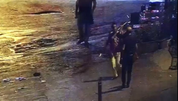 Beyoğlu'nda sarhoş iki kişinin kavgası