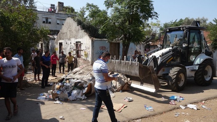 Antalya’da mahalleye çöp yığdılar, ekiplere taş ve sopa ile saldırdılar