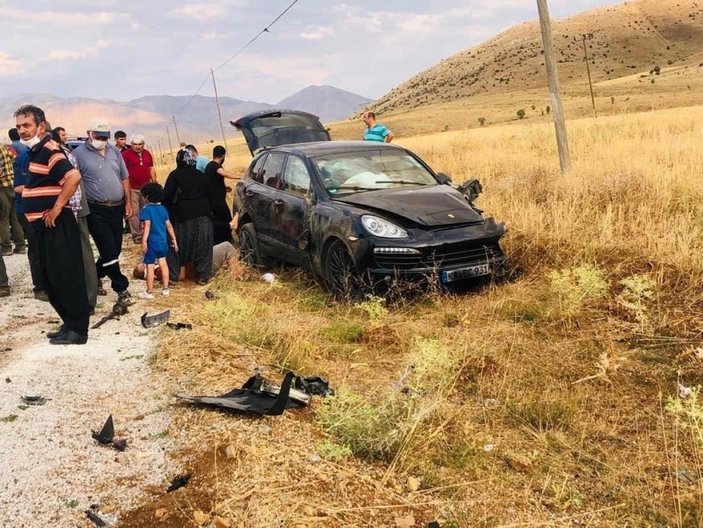 Adana'da iki otomobil çarpıştı: 1 ölü, 6 yaralı