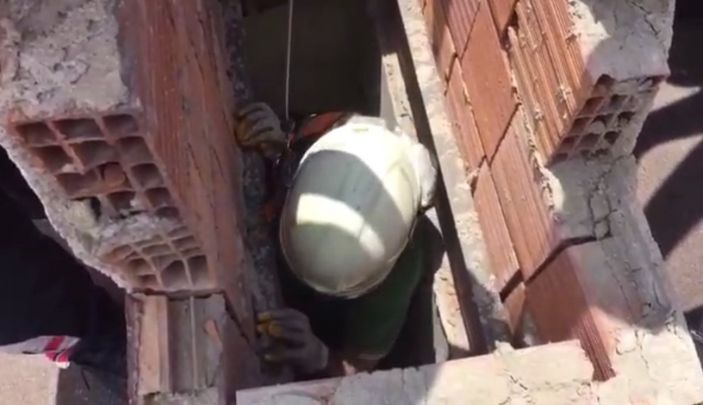 d Isparta’da apartman boşluğuna düşen kedi için halat sistemi kuruldu