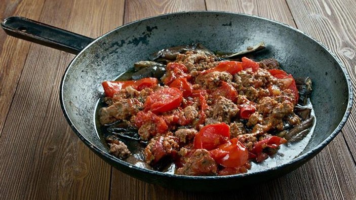 MasterChef menüsünden: Her sofranın vazgeçilmezi olan patlıcanlı musakka tarifi..