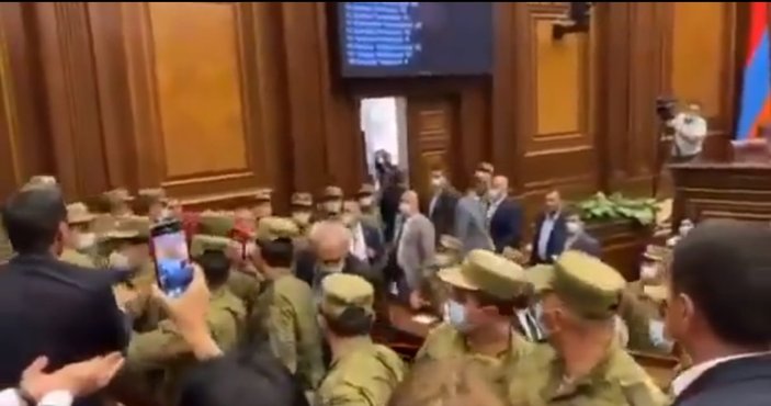 Ermenistan Parlamentosu'nda kavga çıktı