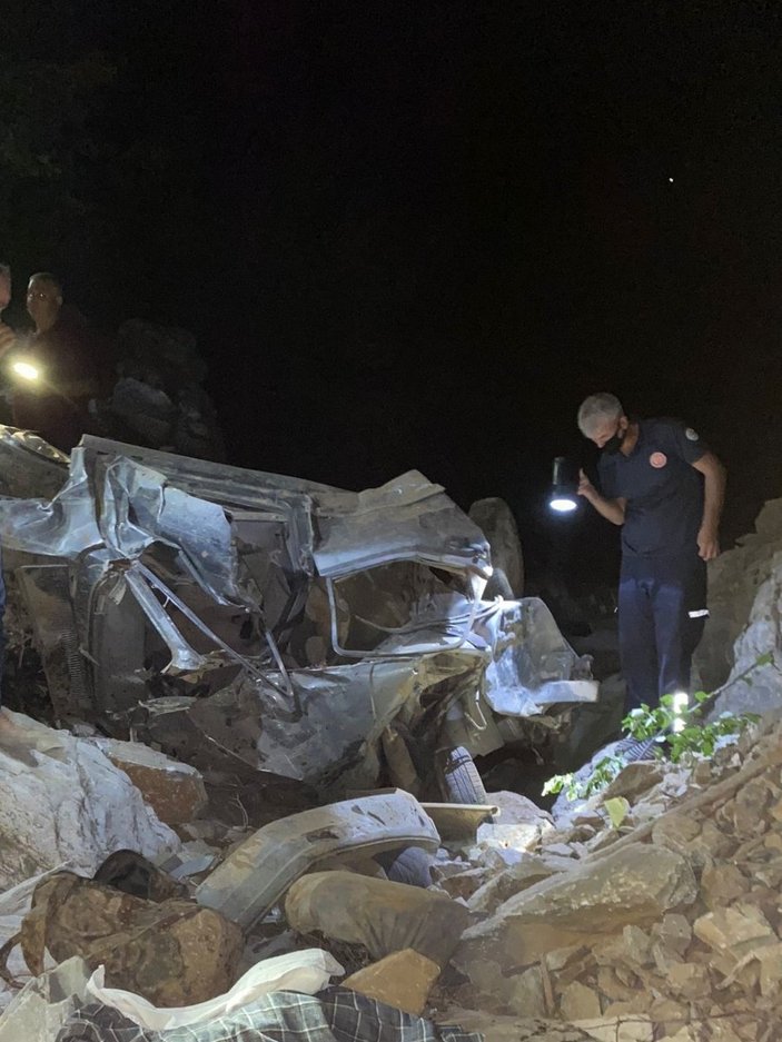 Adana'da otomobil uçuruma düştü: 3 ölü