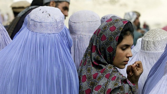 Taliban'dan kadınlara uyarı: Bir süre sokağa çıkmayın