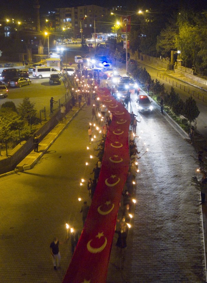 Ahlat’ta 'Fener Alayı': 150 metrelik bayrakla yürüdüler