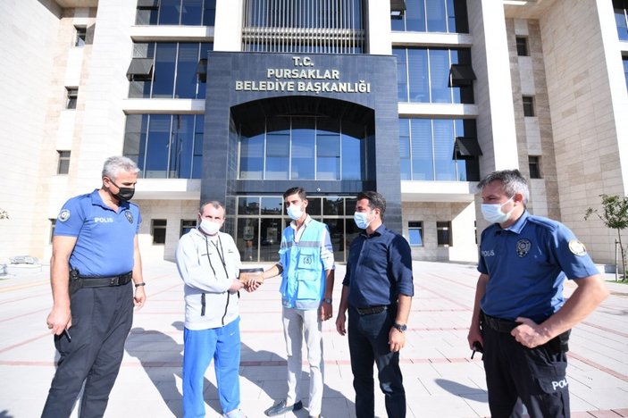 Ankara’da belediye işçisi, altın dolu cüzdanı sahibine ulaştırdı