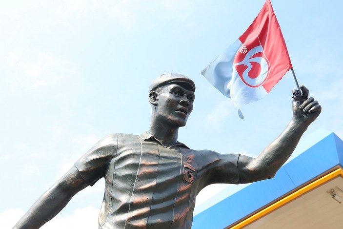 Trabzonsporlu taraftar Nwakaeme'nin heykelini yaptırdı