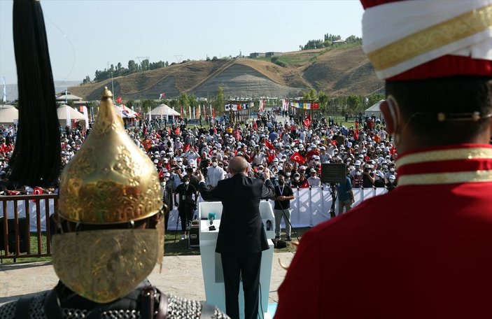Cumhurbaşkanı Erdoğan, Malazgirt Zaferi için düzenlenen törene katıldı
