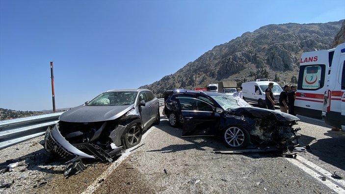 Antalya’da 3 otomobil çarpıştı: 4 yaralı