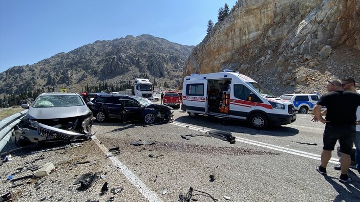 Antalya’da 3 otomobil çarpıştı: 4 yaralı