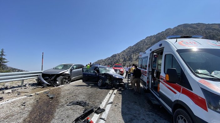 Antalya’da 3 otomobil çarpıştı: 4 yaralı