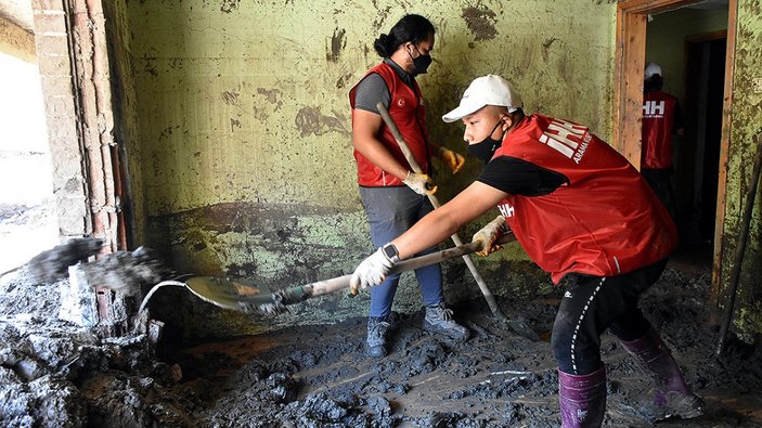 Türkiye'de eğitim alan yabancı öğrenciler Bozkurt'a yardıma gitti