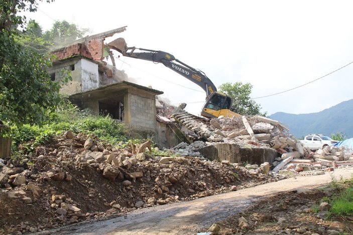 Rize’de heyelan riski altındaki yapıların yıkımı başladı