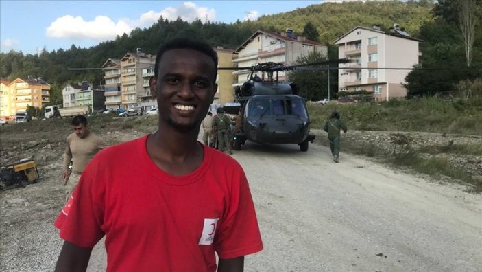 Türkiye'de eğitim gören Somalili Said Ali Nur, sel bölgesinde yardım çalışmalarına katıldı