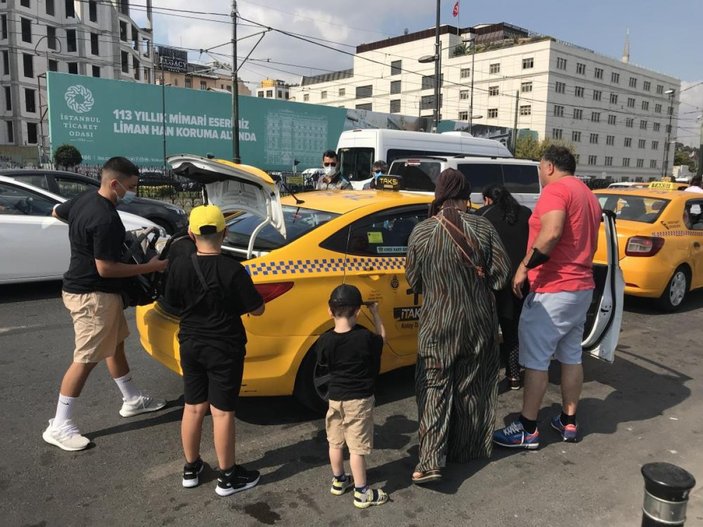 Eminönü’nde sivil ekipler taksileri denetledi