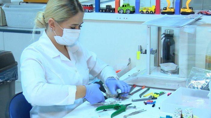 İstanbul'da satılacak kırtasiye ürünleri laboratuvarda test ediliyor