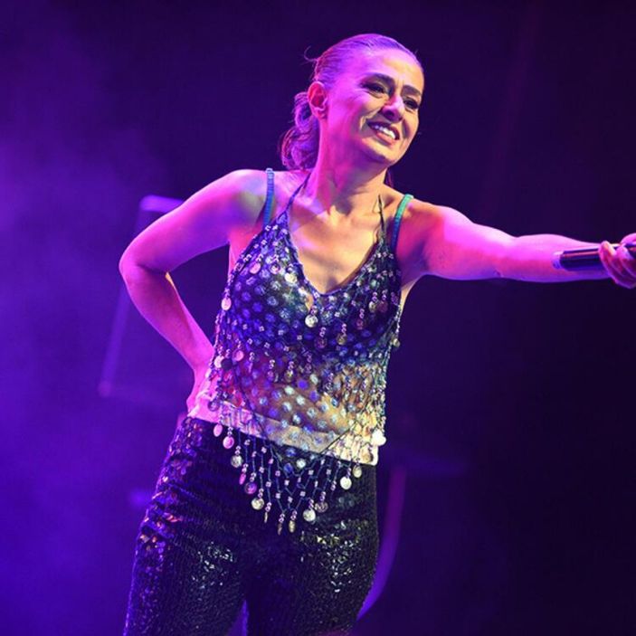 Yıldız Tilbe'yi şaşırtan konser hediyesi: Bacaklarım düzgün olsa şuracıkta giyerdim...