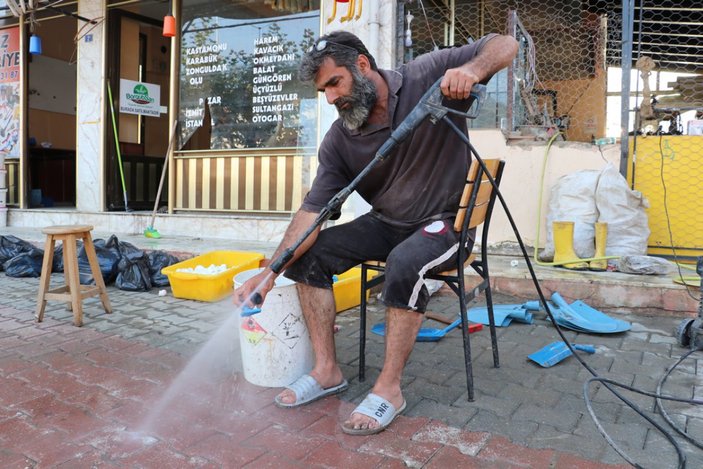 Kastamonu'da selden çamur olan malzemelerini tek tek yıkıyor