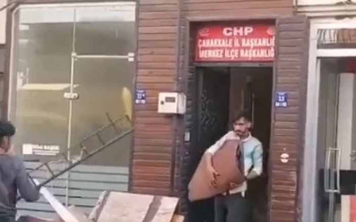 Çanakkale'de CHP ilçe başkanlığı binasının tadilatında Afgan işçiler çalışıyor