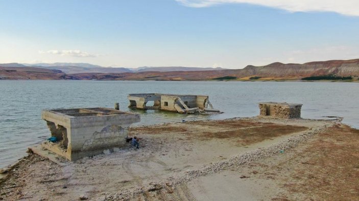 Elazığ’da sular çekildi, 75 yıllık okul ortaya çıktı