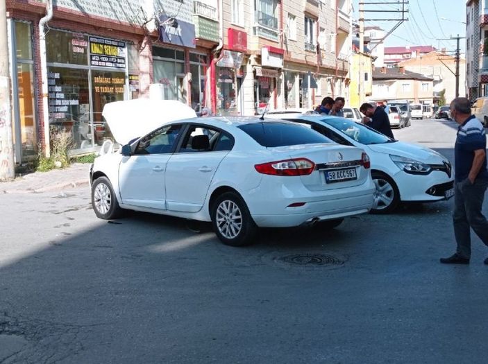 i Sivas’ta, ara yoldan çıkıp 2 araca çarptı