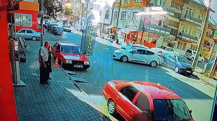 i Sivas’ta, ara yoldan çıkıp 2 araca çarptı