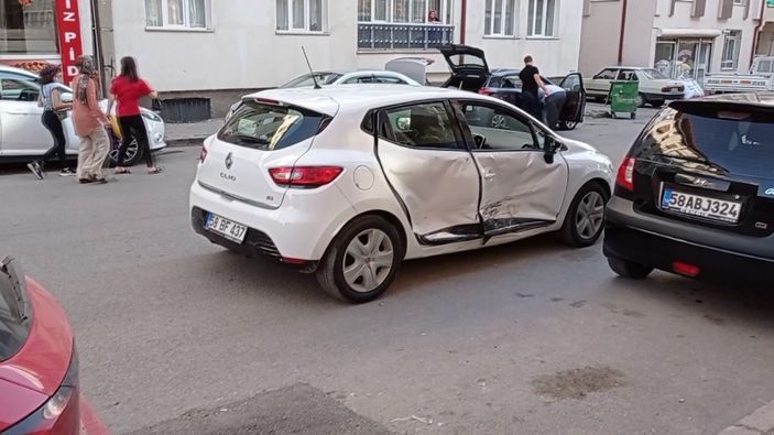 i Sivas’ta, ara yoldan çıkıp 2 araca çarptı