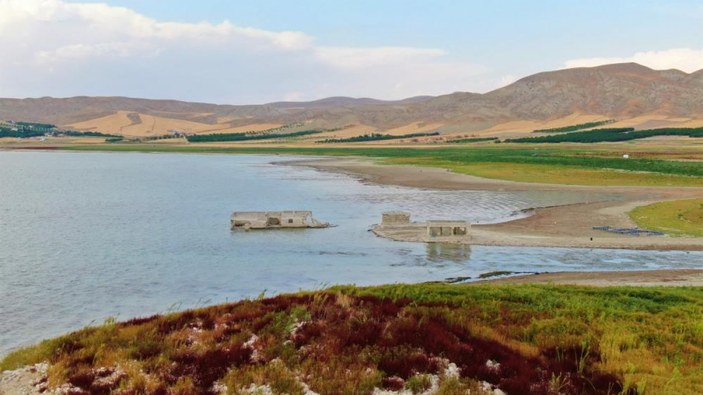 Elazığ’da sular çekildi, 75 yıllık okul ortaya çıktı