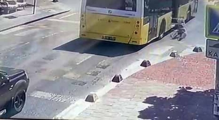Küçükçekmece’de kadın seyir halindeki otobüsten düştü